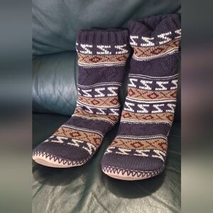 Ladies' cozy  snowfake slippers.